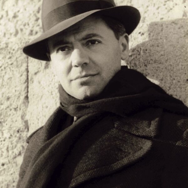 Jean MOULIN - Le plus célèbre portrait du résistant français - Mars 1940.