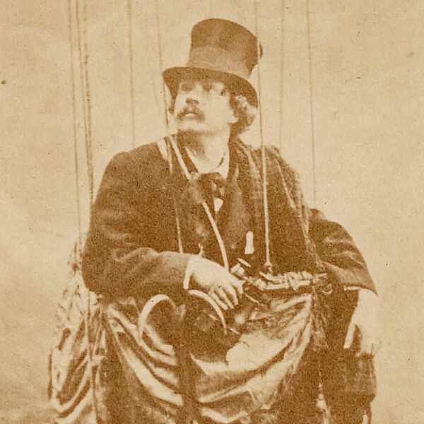 NADAR dans sa nacelle. Autoportrait au ballon. Photographie cdv - 1863.