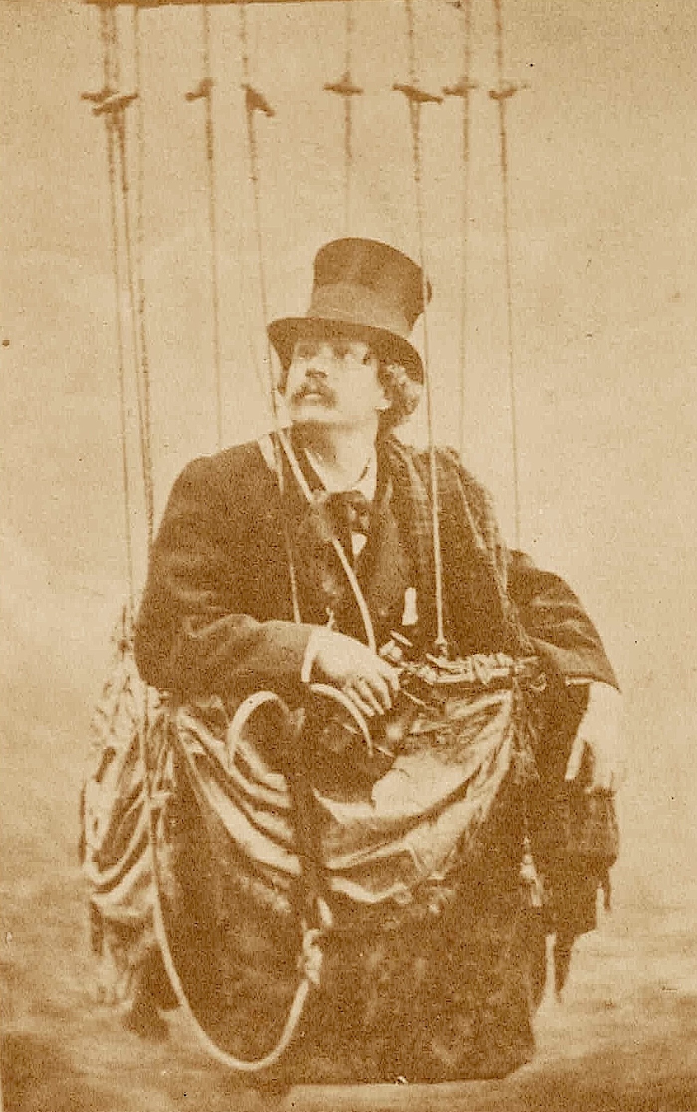 NADAR dans sa nacelle. Autoportrait au ballon. Photographie cdv - 1863.