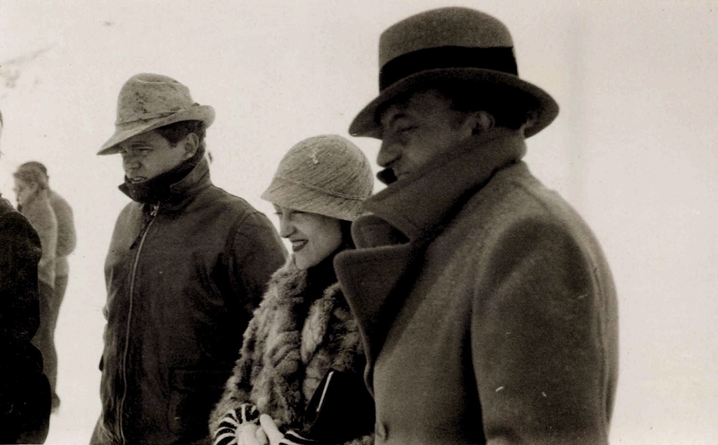 Paul und Nusch Éluard lächeln. Originaldruck aus der damaligen Zeit.