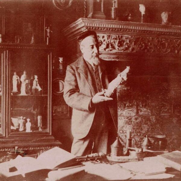 Anatole FRANCE fotografiado en su casa solariega de La Béchellerie.
