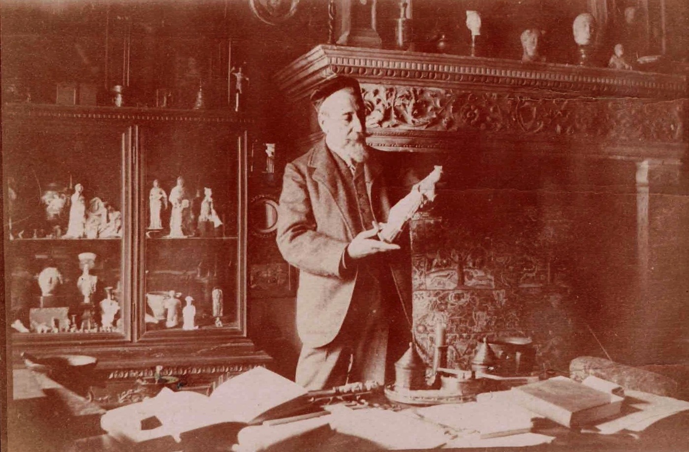 Anatole FRANCE fotografiado en su casa solariega de La Béchellerie.