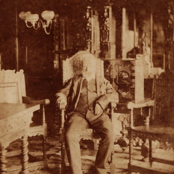 Victor HUGO pose dans le salon rouge de Hauteville-House à Guernesey. 1878.