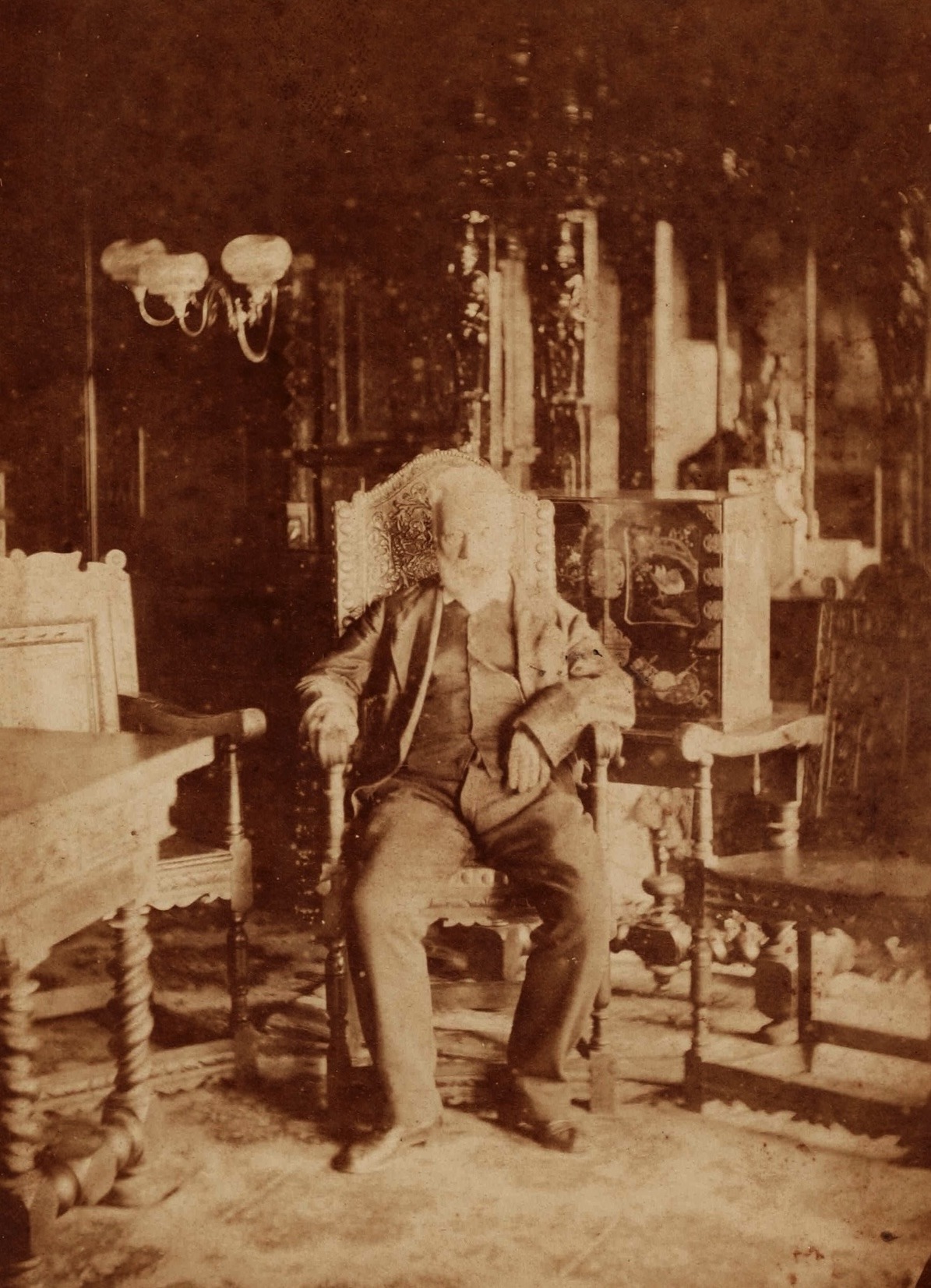  Victor HUGO pose dans le salon rouge de Hauteville-House. 1878.