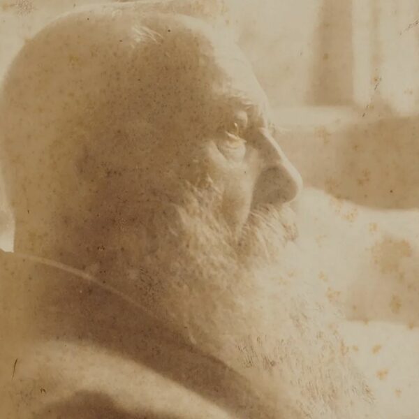 Epreuve originale figurant Claude MONET chez lui à Giverny. Circa 1920.