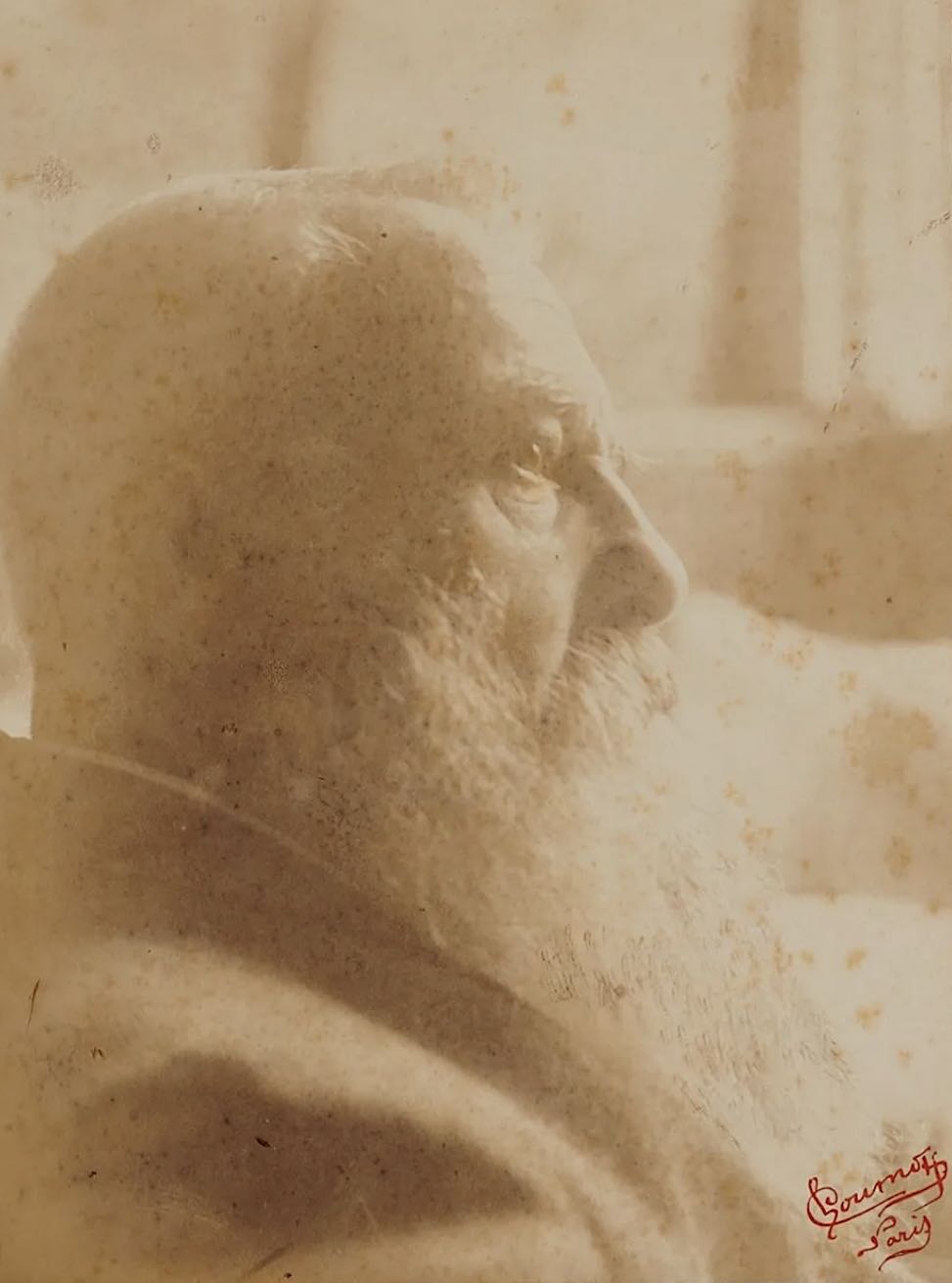 Epreuve originale figurant Claude MONET chez lui à Giverny. Circa 1920.