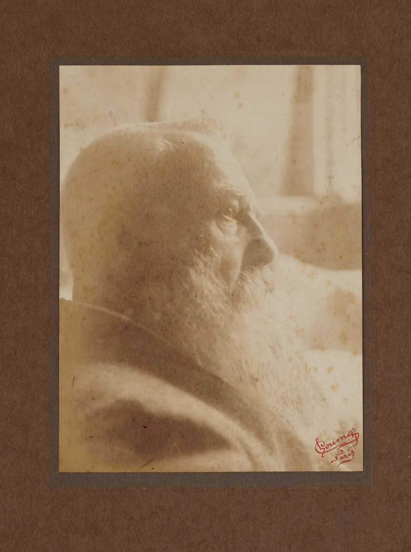 Épreuve originale figurant Claude MONET chez lui à Giverny. Circa 1920. – Image 2