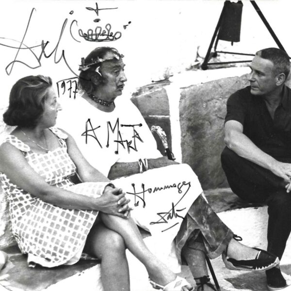 Salvador DALÍ à Port Lligat - Photographie signée avec dessin. 1977.