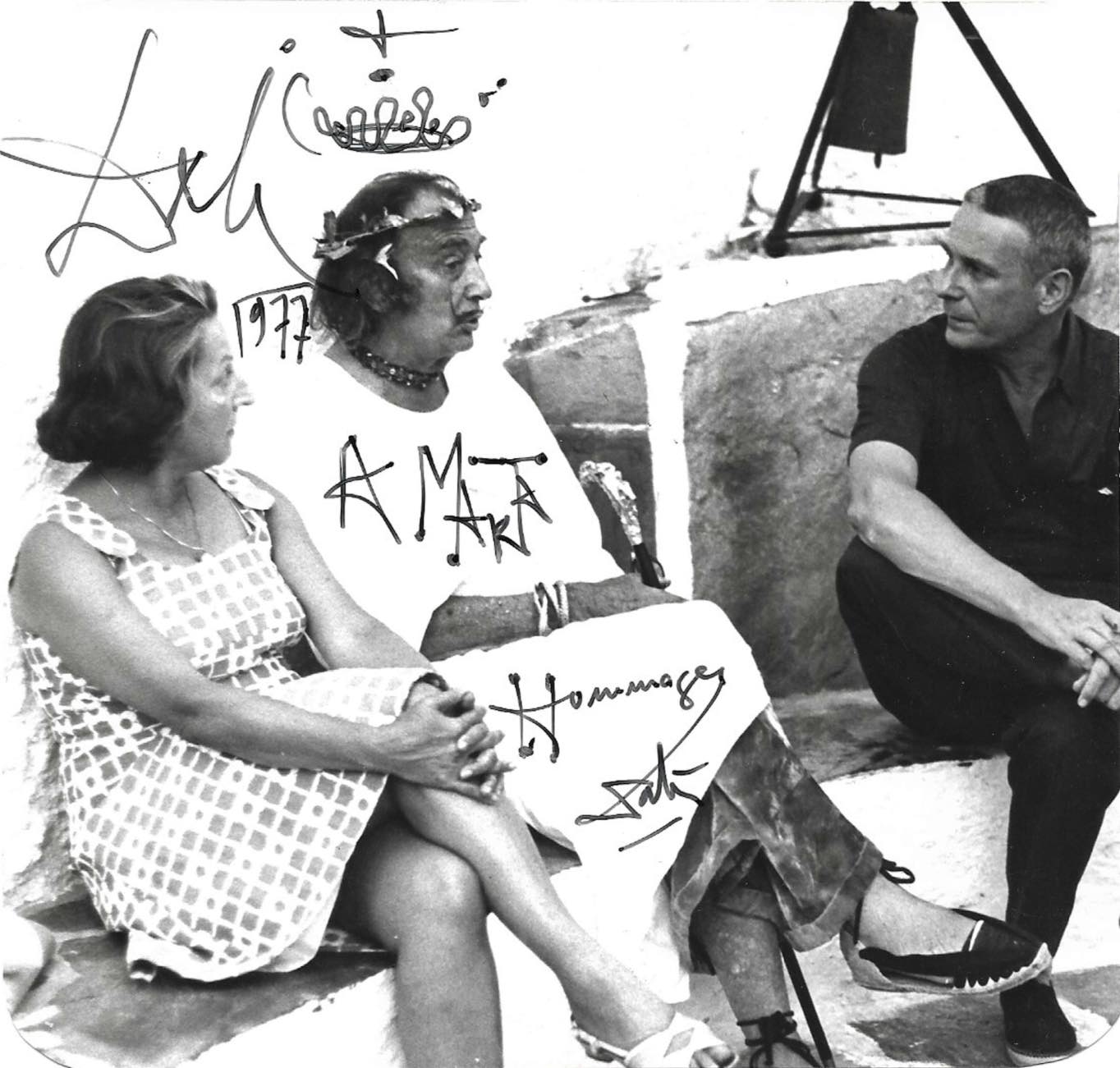 Salvador DALÍ in Port Lligat - Photograph signed with drawing. 1977.