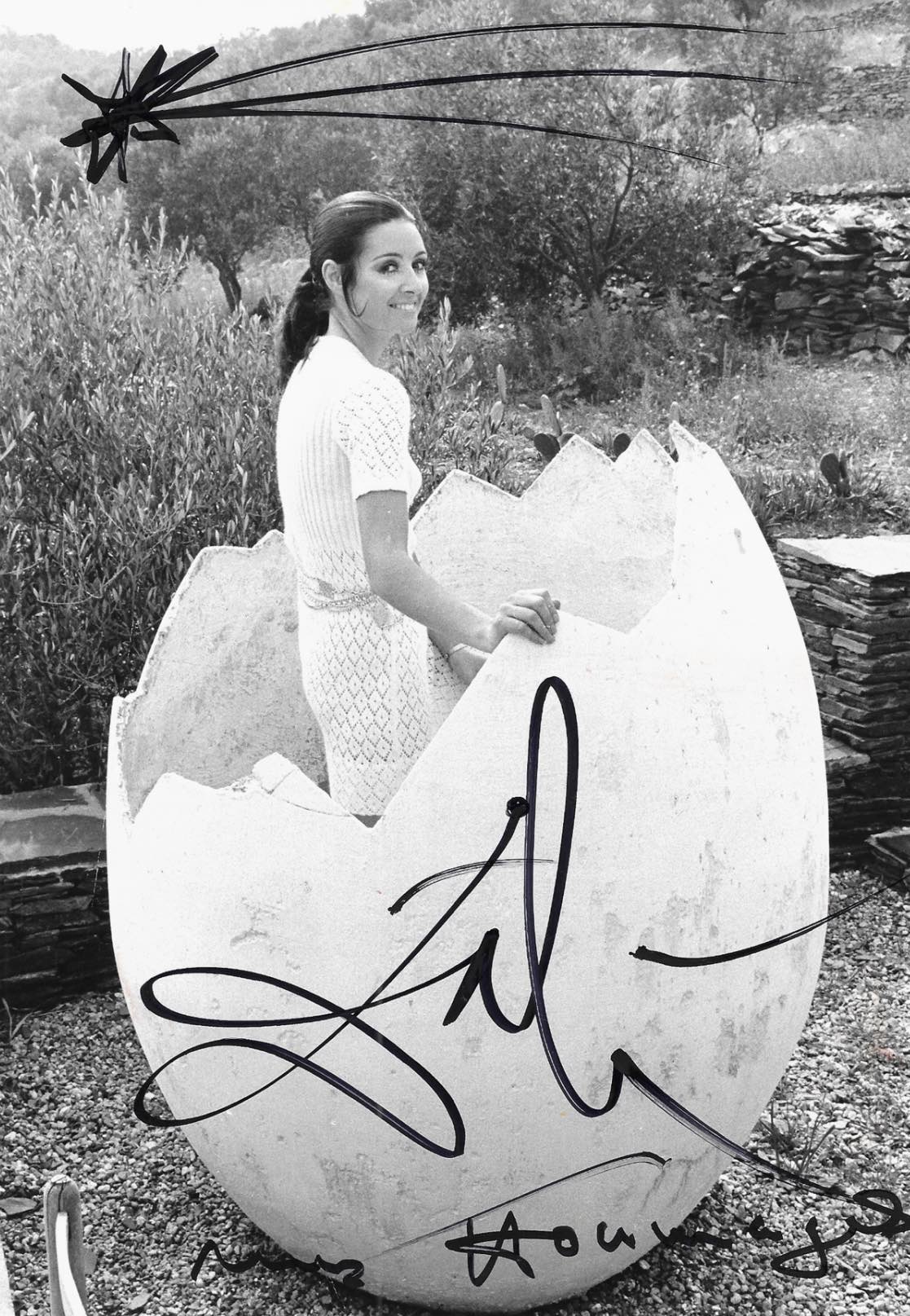 Salvador DALÍ - Photographie originale avec dessin et dédicace.