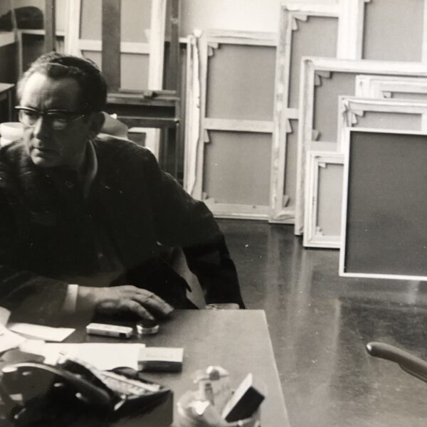 Hans HARTUNG - L'artiste assis dans son atelier, devant ses toiles.