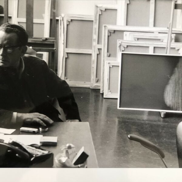 Hans HARTUNG - L'artiste assis dans son atelier, devant ses toiles.