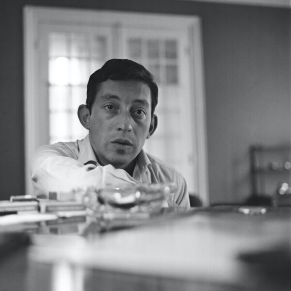 1963, rue Bugeaud. GAINSBOURG au piano  - Photographie inédite.