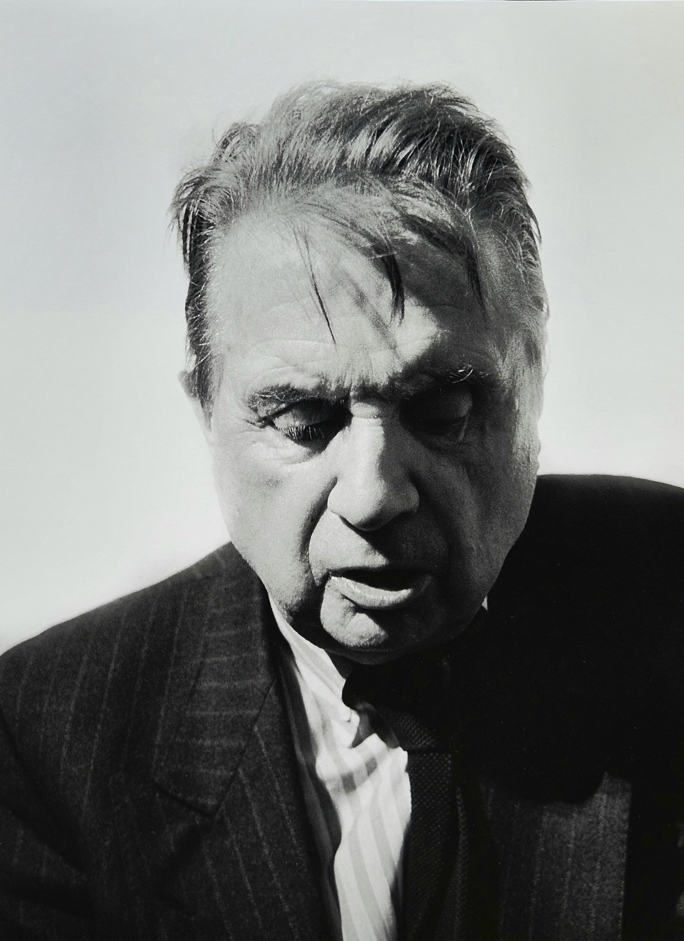 Francis Bacon durante su exposición en la galería Maeght-Lelong en 1987.