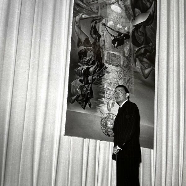 Salvador DALÍ devant son "Assumpta Corpuscularia Lapislazulina". 1954.