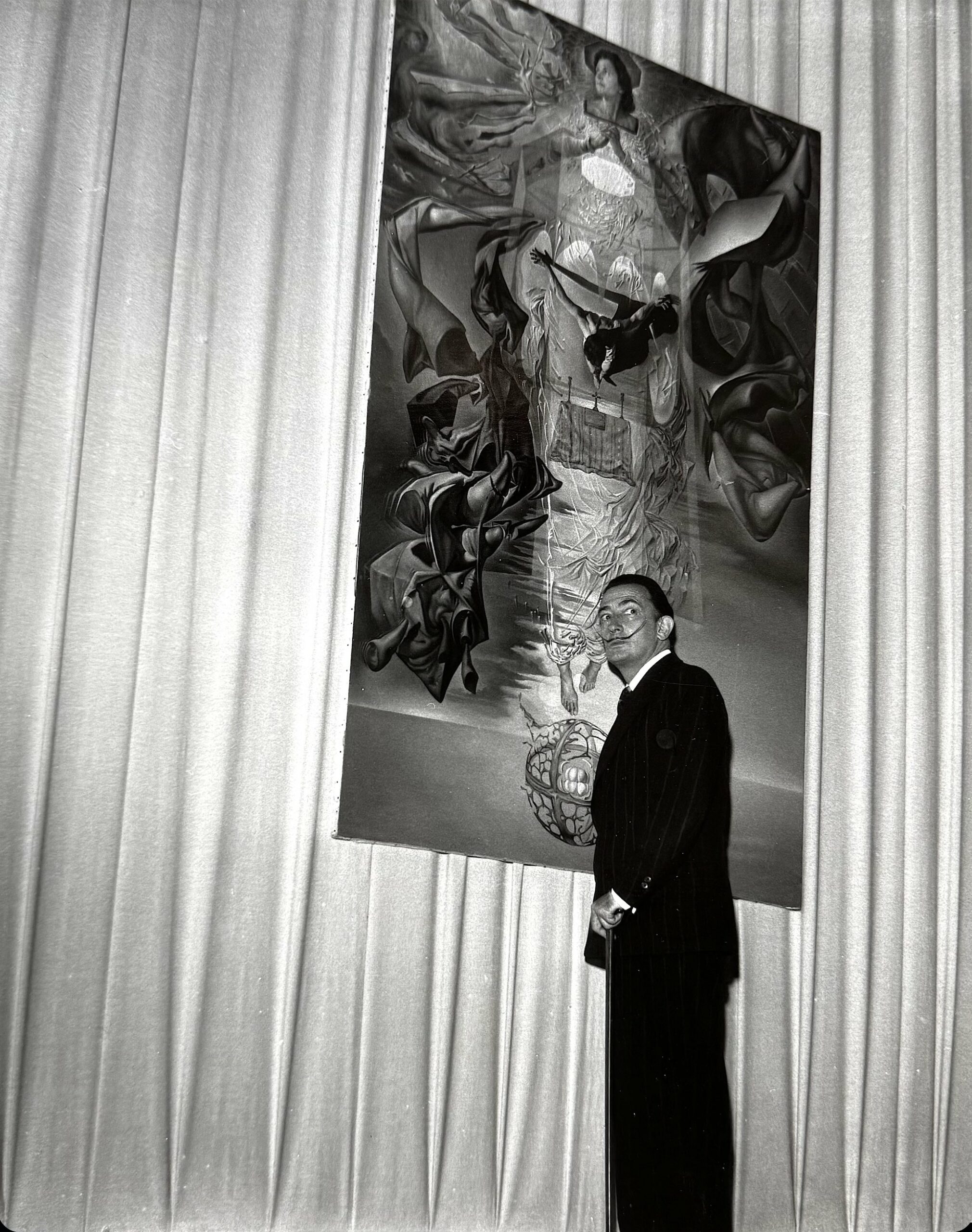 Salvador DALÍ devant son "Assumpta Corpuscularia Lapislazulina". 1954.