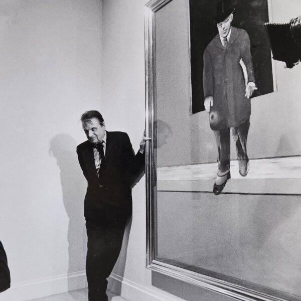 Francis BACON devant son oeuvre à la galerie Maeght-Lelong, en 1987.