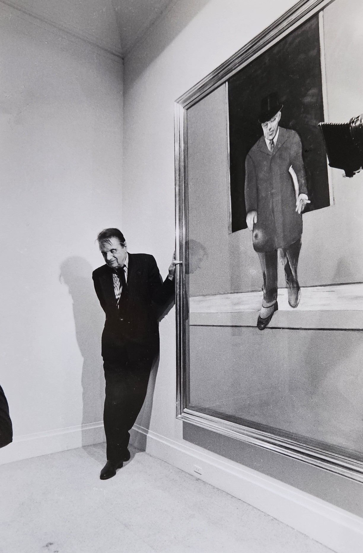 Francis BACON devant son oeuvre à la galerie Maeght-Lelong, en 1987.