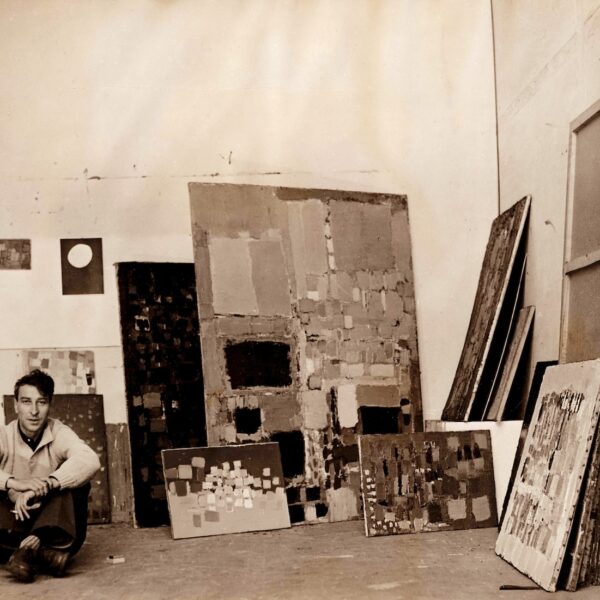 Nicolas de STAËL, dans son atelier de la rue Gauguet, à Paris, en 1951.