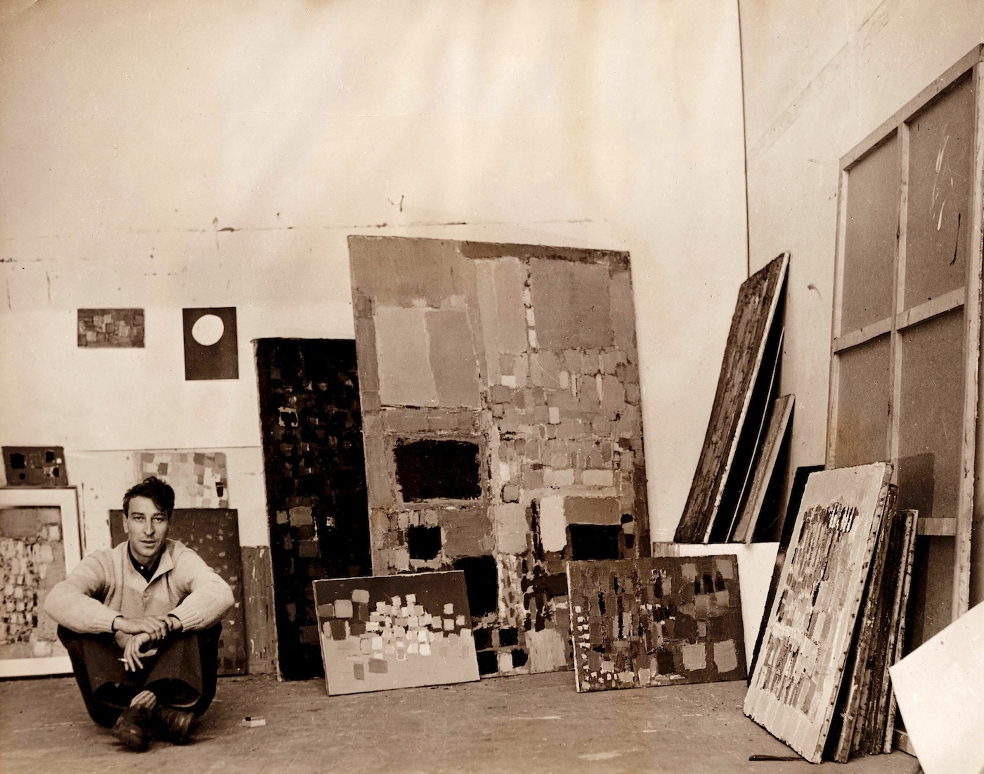 Nicolas de STAËL, dans son atelier de la rue Gauguet, à Paris, en 1951.
