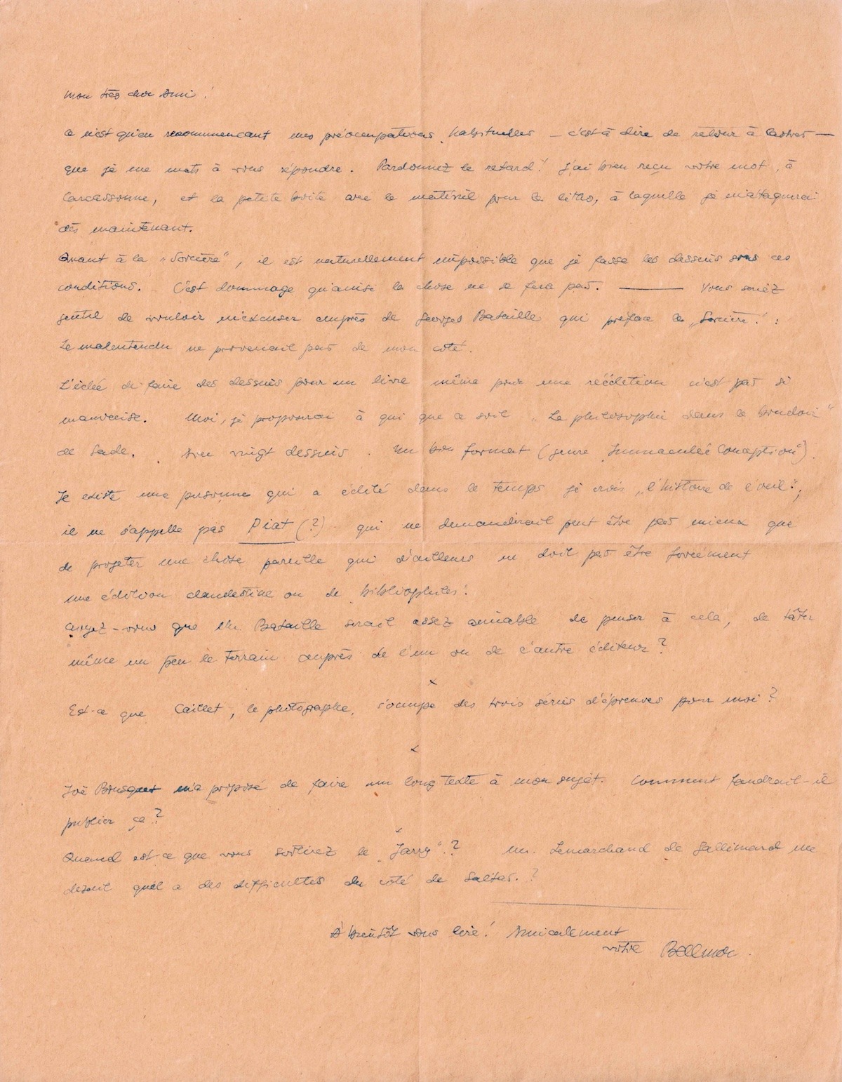 Hans Bellmer stellt sich vor, Entwürfe für die Werke des Marquis de Sade zu entwerfen.