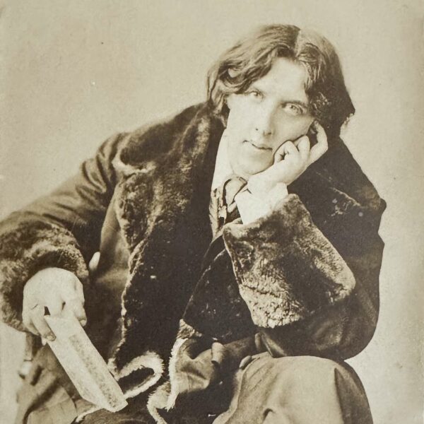 Au comble du dandysme, Oscar WILDE pose pour l'éternité. New York. 1882.