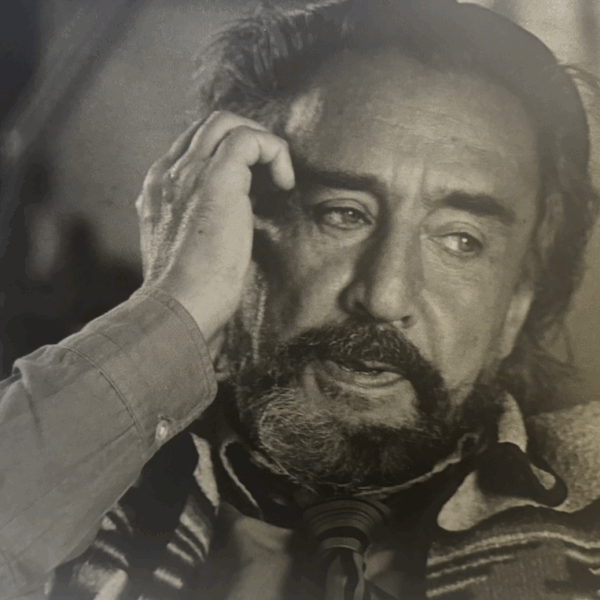 Romain GARY chez lui, rue du Bac, en juin 1971.