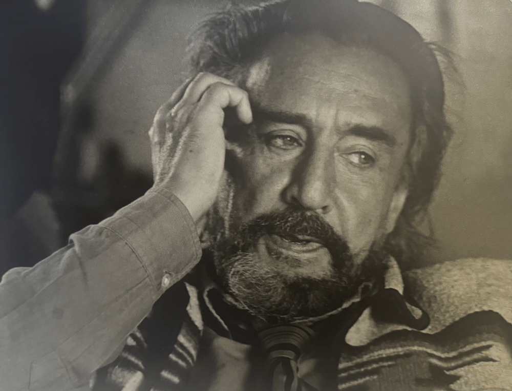 Romain Gary en su casa, en la Rue du Bac, en junio de 1971.