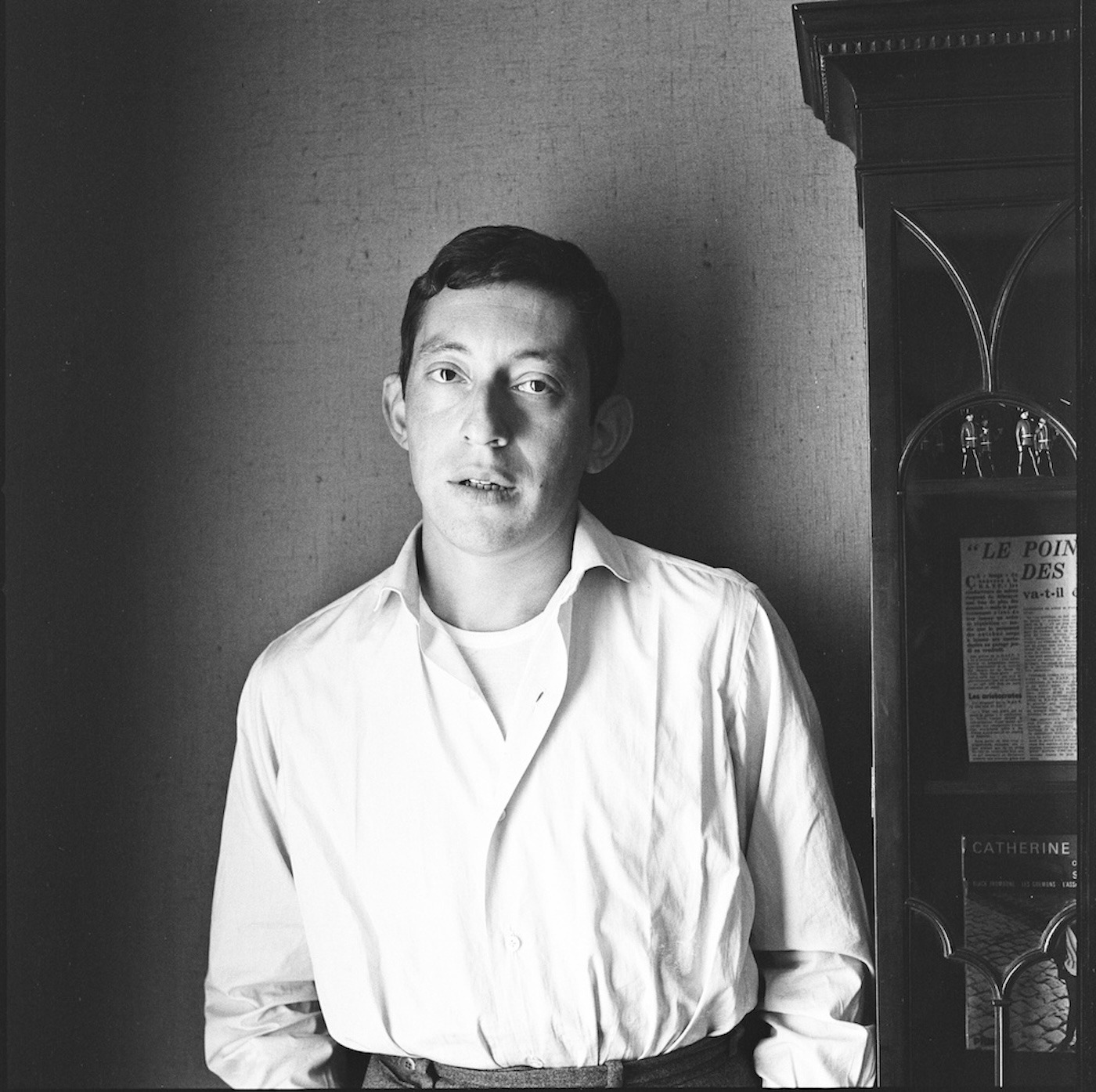 Serge GAINSBOURG pose aux côtés de son "Le Poinçonneur des Lilas". 1963.