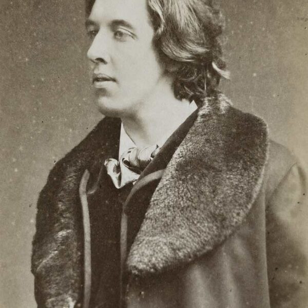 Oscar WILDE pose sous l'objectif d'Elliott & Fry, à Londres, en mars 1881.