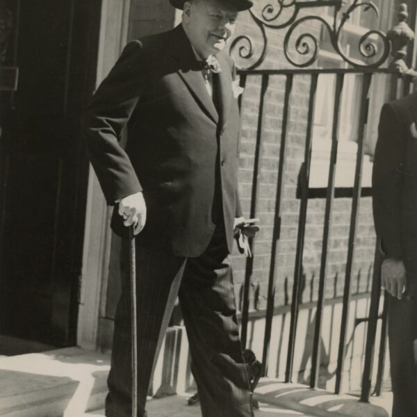 Winston CURCHILL, souriant, quitte le 10 Downing street à Londres. 1952.